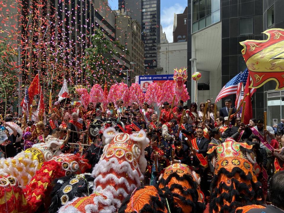 第二屆亞太裔傳統文化節中城大遊行在紛飛的彩花中開啟。(記者許君達／攝影）