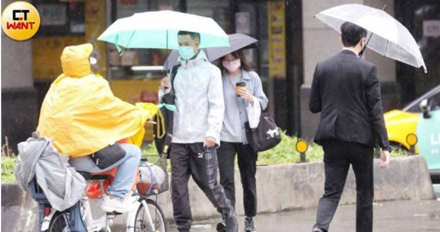 今天起受到滯留鋒面影響，民眾外出最好攜帶雨具。（圖／示意圖，趙文彬攝）