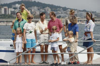 El rey Juan Carlos y la reina Sofía recibieron a la familia real británica en Mallorca en 1990. Un Carlos de Inglaterra lesionado y Diana de Gales posan en un yate junto a sus hijos, los monarcas españoles y las infantas Elena y Cristina. (Foto: Tim Graham Photo Library / Getty Images)