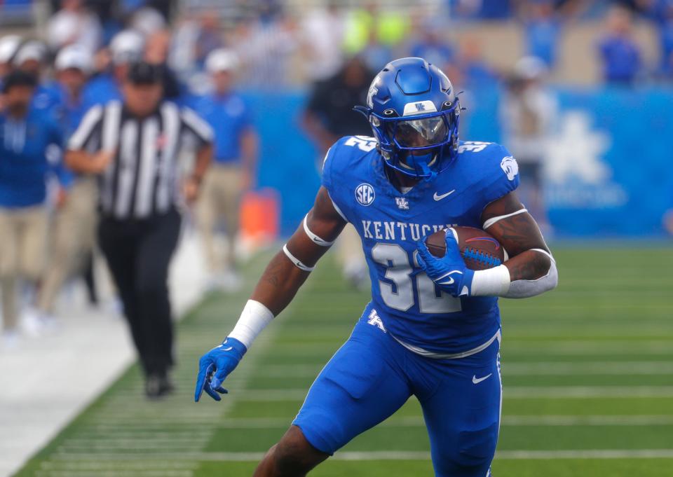 Kentucky’s Trevin Wallace recovers the fumble and moves the ball against Florida Saturday afternoon.<br>Sept. 30, 2023