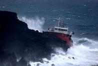 <p>Le 4 février dernier, le cyclone Batsiraï frappait violemment l'île de la Réunion. En raison d'une mer déchaînée, un bateau ravitailleur mauricien, le Tresta Star, s'est échoué au niveau de la pointe du Tremblet. Les onze membres d'équipage ont tous pu être sauvés. (Photo Richard BOUHET / AFP)</p> 