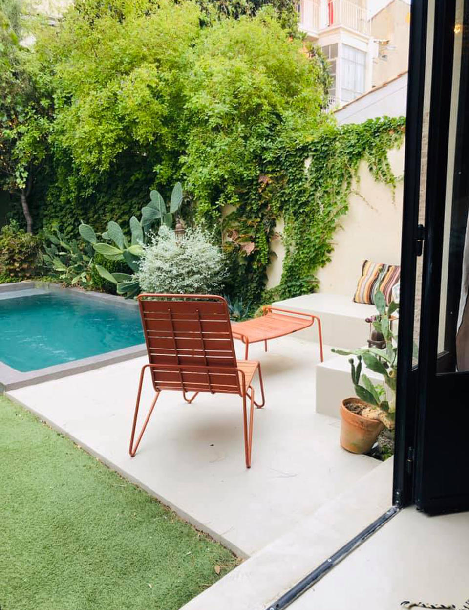 <p>Quoi de mieux que pouvoir réunir une terrasse et une piscine tout en gardent un coin de verdure dans un jardin étroit ? Pari réussi pour cet extérieur d’un cabanon marseillais. La banquette en béton optimise l’angle quand le bassin aménage le coin opposé. Un petit jardin sublimé par un agencement bien pensé.</p><p>Décorateur et styliste d’intérieur : <a href="https://www.houzz.fr/pro/mariusaurenti/matieres-marius-aurenti" rel="nofollow noopener" target="_blank" data-ylk="slk:MATIERES MARIUS AURENTI;elm:context_link;itc:0;sec:content-canvas" class="link ">MATIERES MARIUS AURENTI</a></p><br>