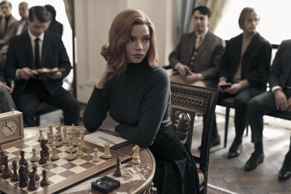 《后翼棄兵》不只讓西洋棋成為大眾關注的話題，女主角安雅泰勒喬伊的時尚造型也帶動了流行。（Netflix提供）