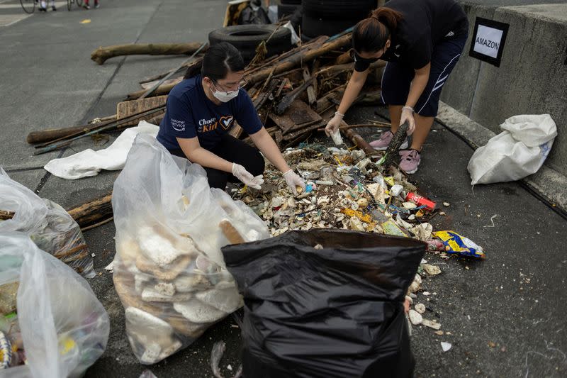 Filipino environmentalists hold cleanup drive on international coastal cleanup day
