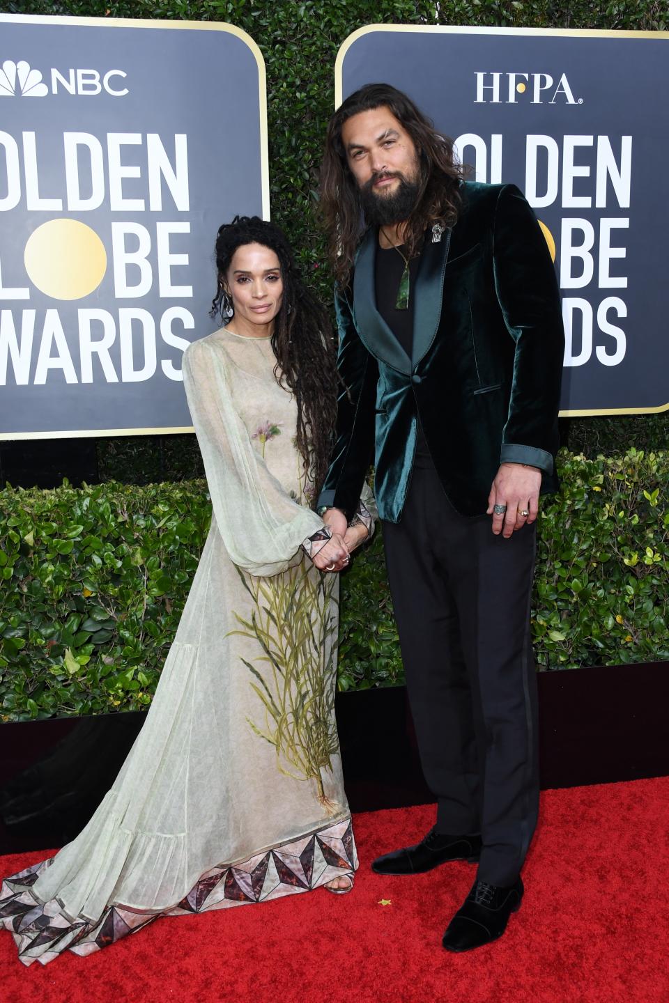 <h1 class="title">Lisa Bonet in Fernando Jorge earrings and Andrea Fohrman ring, and Jason Momoa in Tom Ford, Valentino, Christian Louboutin shoes, and Cartier jewelry</h1><cite class="credit">Photo: Getty Images</cite>