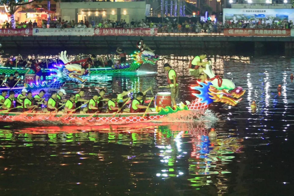 睽違四年夜間龍舟回歸賽場，圖為2019高雄夜間龍舟賽事。高雄市運發局提供