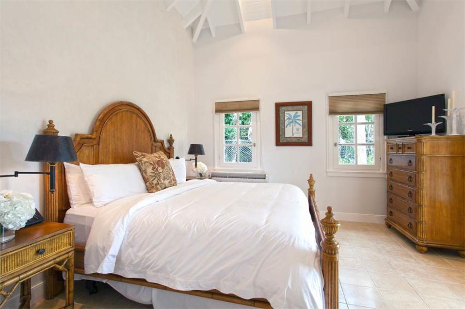 <p>Une des quatre chambres de la villa jardin. Avec une belle hauteur sous plafond, vous dormiriez comme un bébé. (Photo : Sotheby’s International Realty) </p>