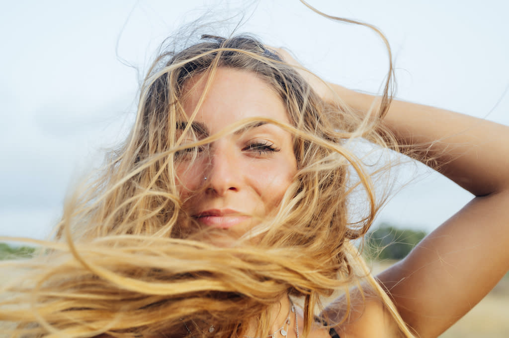 En été, de longs cheveux sur un dos nu nous donnent une silhouette de rêve. (Photo : Getty Images) 