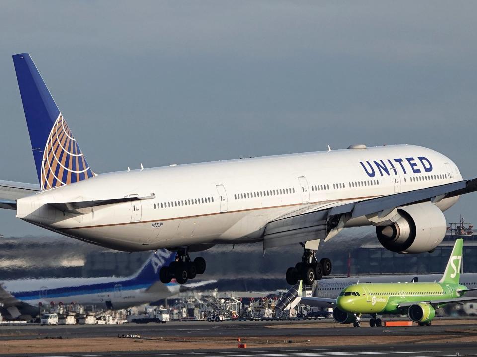 United Airlines Boeing 777-300ER