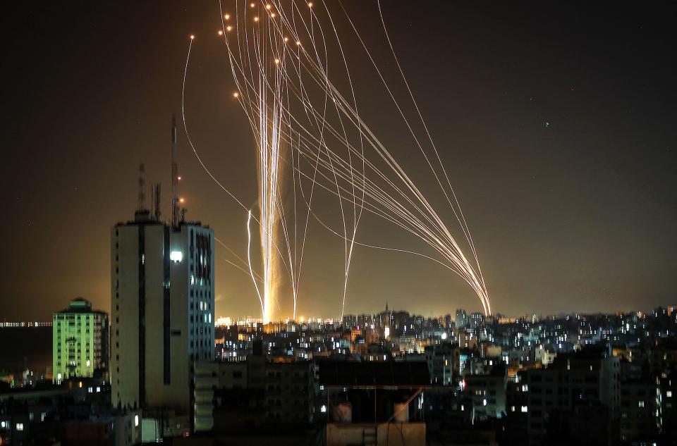 Israele, pioggia di razzi di Hamas su Tel Aviv: vittime(Photo by ANAS BABA/AFP via Getty Images)