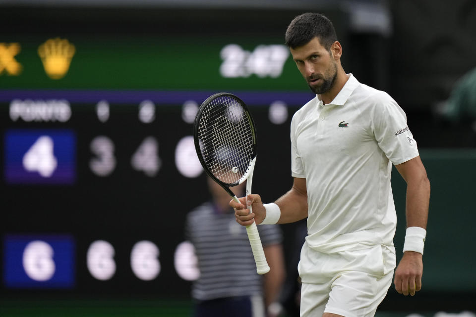 El serbio Novak Djokovic celebra después de vencer al italiano Jannik Sinner en la semifinal varonil de Wimbledon, el viernes 14 de julio de 2023, en Londres. (AP Foto/Alastair Grant)