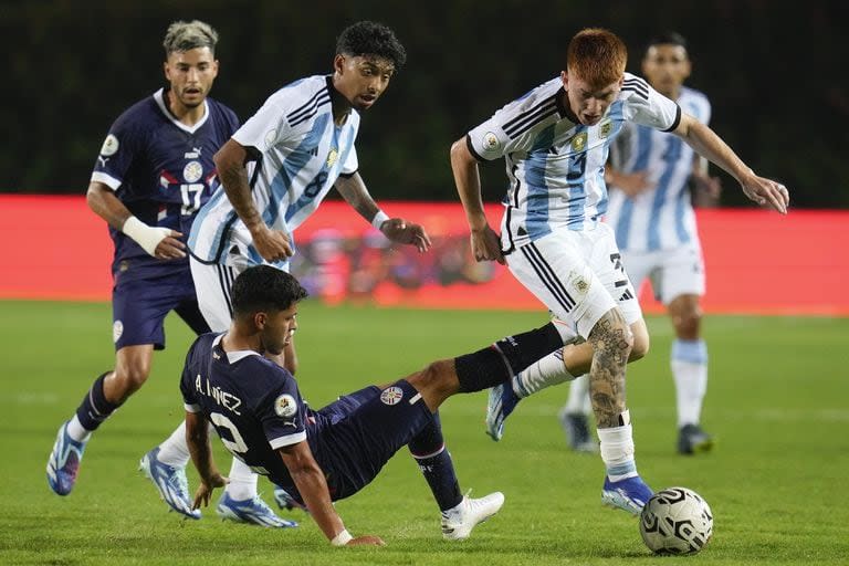 Cristian Medina y Valentín Barco, piezas titulares en el estreno con Paraguay, se perfilan para repetir frente a Perú