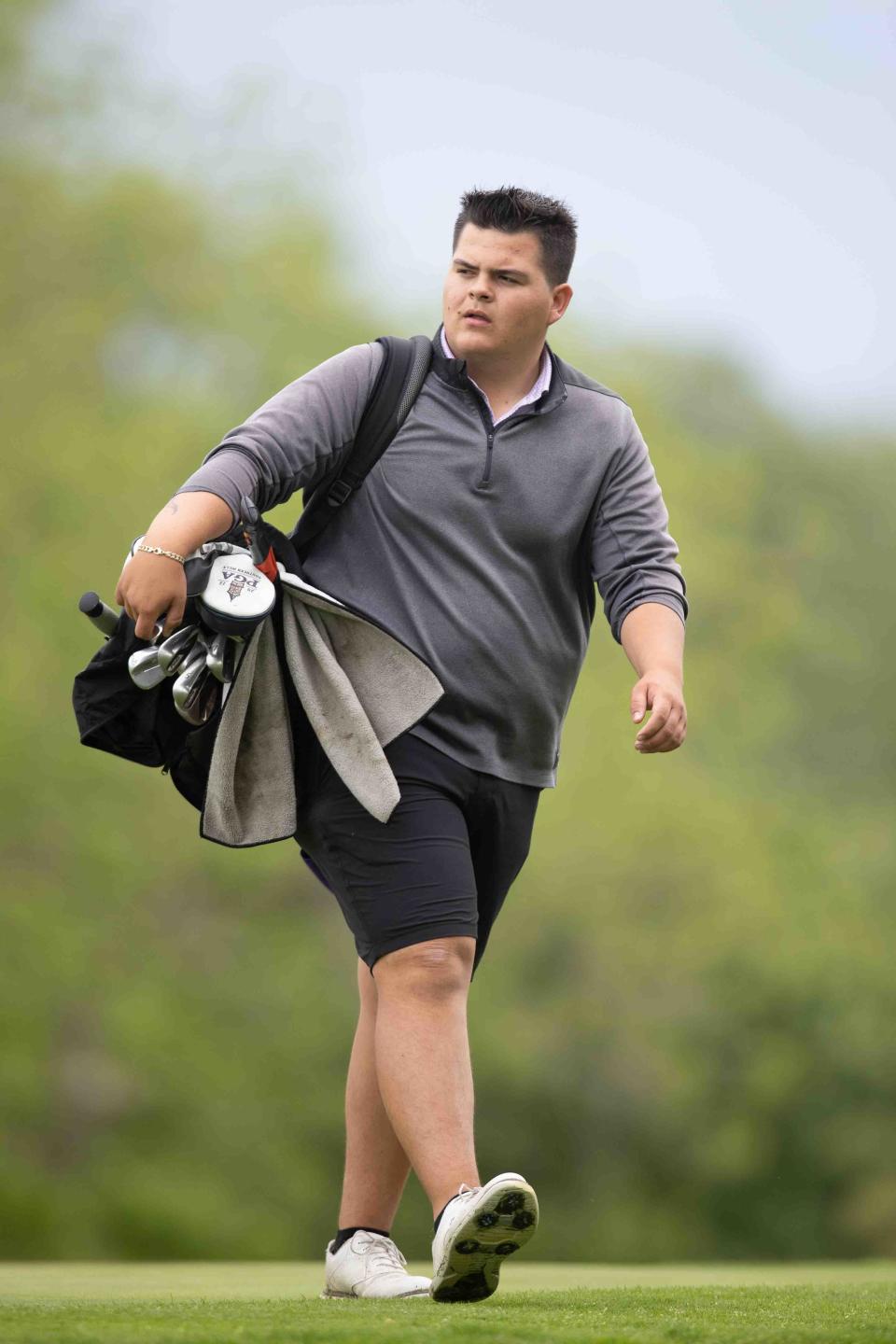 Miles Alonzo de Topeka West compite en el Campeonato Regional de Golf en el campo de golf Cypress Ridge el lunes 13 de mayo.