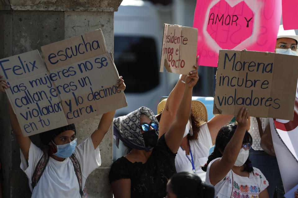 ARCHIVO - En esta fotografía de archivo del 24 de febrero de 2021, mujeres protestan contra el político oficialista Félix Salgado Macedonio durante una visita del presidente mexicano Andrés Manuel López Obrador en Iguala, México.  (AP Foto/Eduardo Verdugo, Archivo)