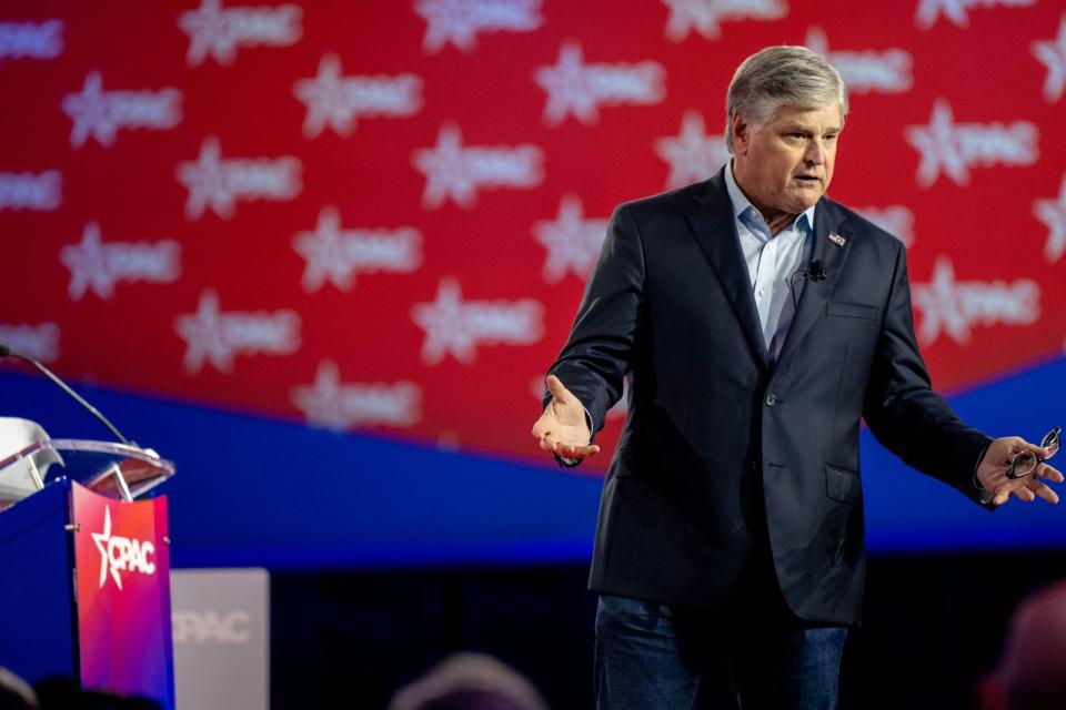 US-Talker und Moderator Sean Hannity führte lieber ein Studiogespräch, statt Trumps Anekdote zu lauschen. (Bild: Brandon Bell / Getty Images)