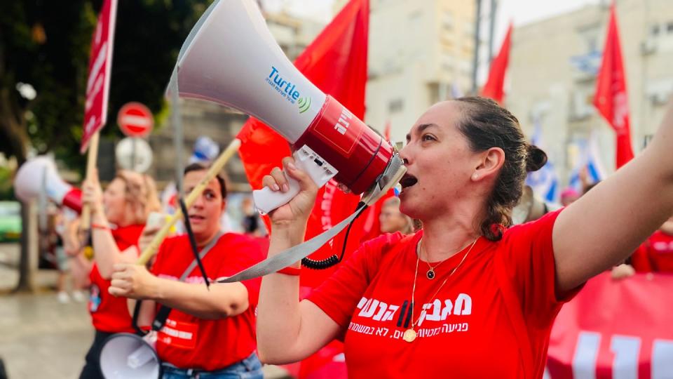 Aktivistin Lee Hoffmann Agiv bei einer Demonstration in Tel Aviv. (Bild: Roni Lahav / dpa)