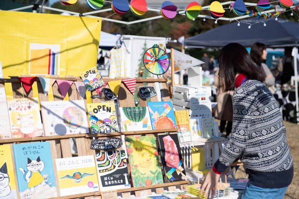 東京蚤之市的攤商涵蓋二手服飾、古書、布料製品等種類，主辦單位還會規劃北歐市集、花卉市集、幼童市集等主題式市集。   圖：Ⓒ手紙社／提供