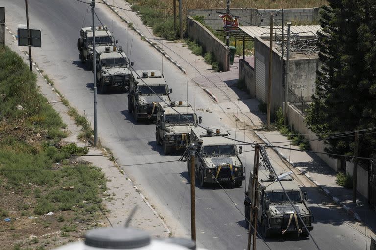 Un convoy de vehículos militares durante una incursión militar israelí en el campamento de refugiados de Yenín, un bastión de militantes en Cisjordania ocupada, el lunes 3 de julio de 2023.