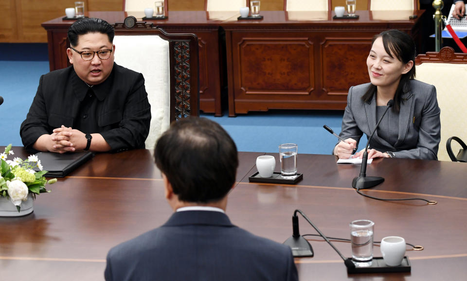 Kim Jong-uns Schwester Kim Yo-jong ist oft an seiner Seite zu sehen, wie hier beim "Inter-Korean Summit" im April 2018. (Bild: Pool/Getty Images)