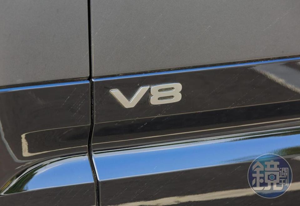 車門旁的V8飾標透露其不凡動力。