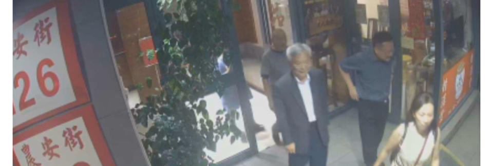 張榮興局長被監視器畫面拍到與黃姓主委出入餐廳餐敘。（記者徐煜勝翻攝自TVBS新聞畫面）