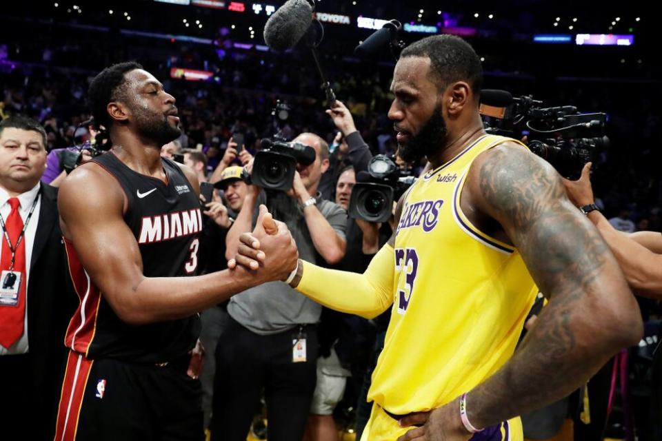 Dwyane Wade (L) and LeBron James | Marcio Jose Sanchez/AP