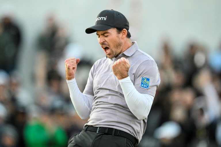 El canadiense Nick Taylor (Orlando Ramírez) celebra ganar el PGA Phoenix Open haciendo un putt para birdie en el segundo hoyo del desempate.