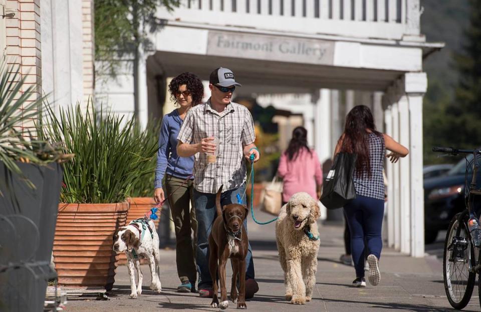 Suzanne y Daniel Hansen, de Sonoma, pasean a sus perros Lady, Merle y Chobe en la desierta plaza del pueblo, el domingo 15 de octubre de 2017, en Sonoma.