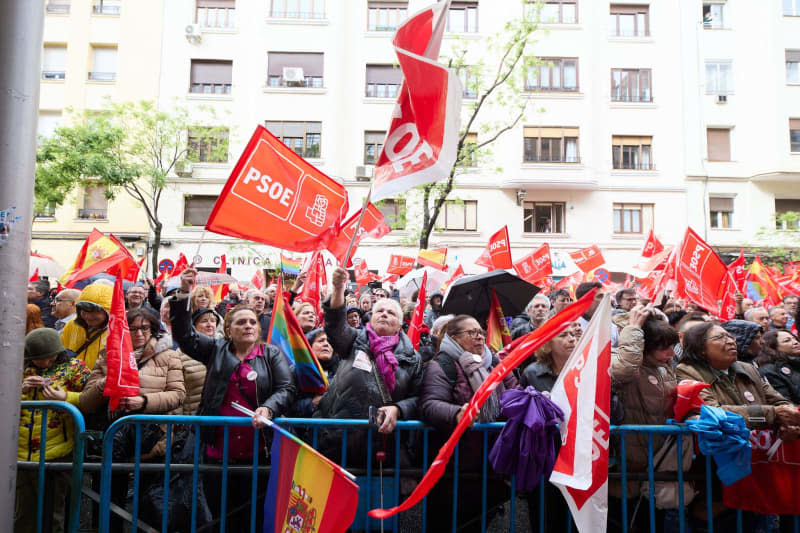 People take part in a rally in Ferraz street in support of the Spanish Prime Minister Pedro Sanchez, at the headquarters of the Spanish Socialist Workers' Party (PSOE). Jesús Hellín/EUROPA PRESS/dpa