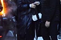 <p>Céline Dion dans une rue de New York avec son docteur spécialiste de la voix, Gwen Korovin, le 13 novembre 2019.</p>