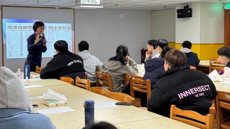 「內湖警會講」3月6日前往德明科技大學利用班長集會宣導交通安全（圖／翻攝畫面）