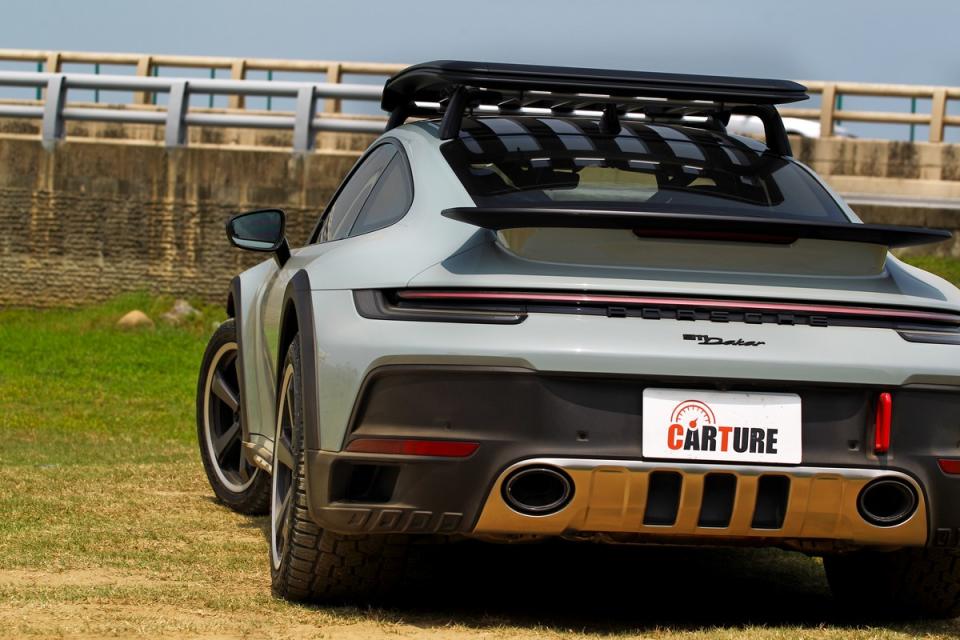 結合豐臀、大尾翼與不鏽鋼下護板，911 Dakar有著獨特迷人樣貌。