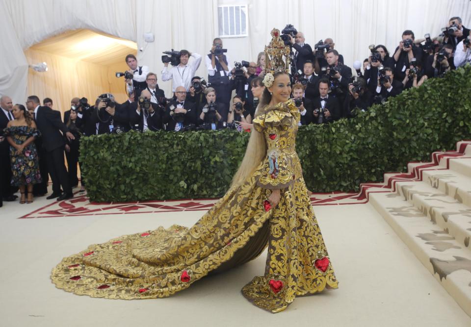 <p>La actriz siempre se toma muy enserio el tema y lució como el interior de una iglesia barroca con esta creación de Dolce & Gabanna que incluyó una corona como jaula.<br>REUTERS/Eduardo Munoz </p>