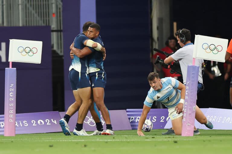 Francia, de local en el Stade de France, le ganó a los Pumas 7s en cuartos de final y lo eliminó de la carrera por la dorada