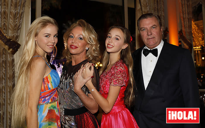  Carlos y Camilla de Borbón-Dos Sicilias con sus hijas Maria Carolina y Maria Chiara en una imagen de diciembre de 2019