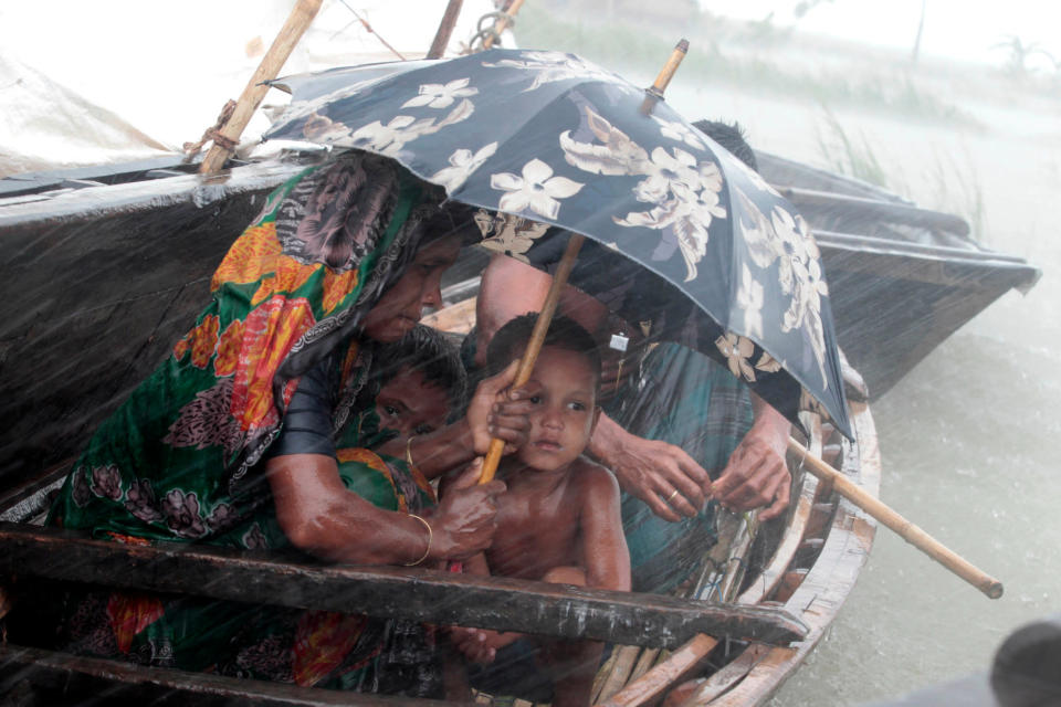 <b>Alle Habseligkeiten in einem Boot </b> <br> <br> Im Sommer 2012 versinkt Bangladesch in den Fluten: Nach heftigen Monsunregenfällen sind im südasiatischen Staat über 600 Menschen ums Leben gekommen, mehr als acht Millionen Menschen waren obdachlos. (Bild: Reuters)