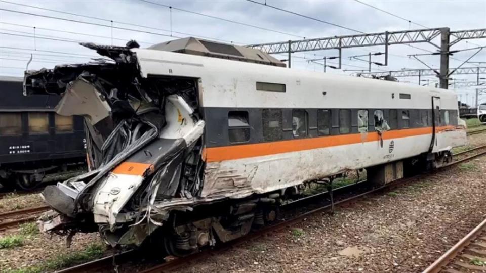 太魯閣號出軌車廂找到罹難者遺骸。（圖／東森新聞）