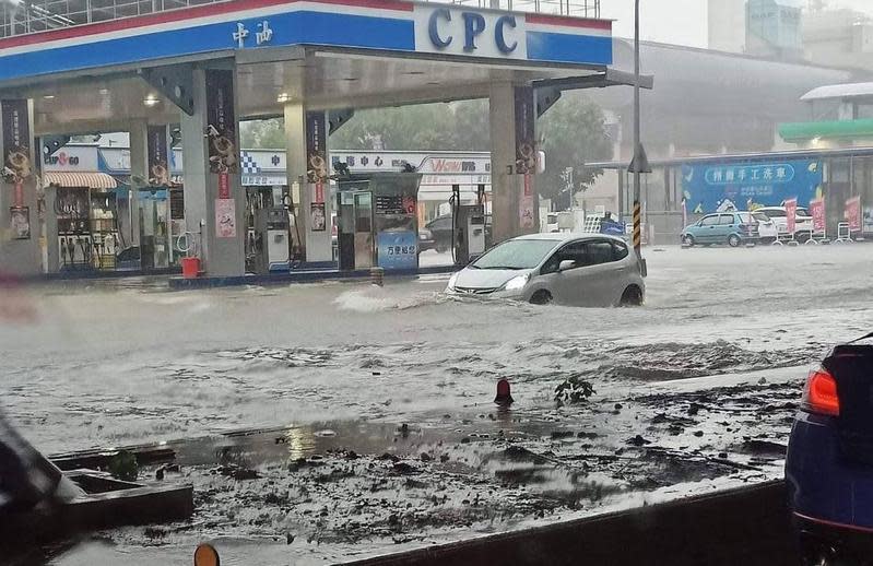 午後瞬間大雨讓新北市林口區及桃園市龜山區淹水，水利署還一度發出一級淹水警戒。（翻攝自A7重劃區大小事臉書社團）