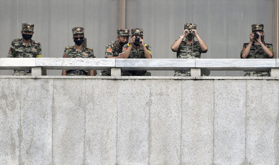 Logró saltar el muro de más de seis metros y sortear todos los dispositivos de vigilancia. (Foto: Park Tae-hyun/Korea Pool via AP)