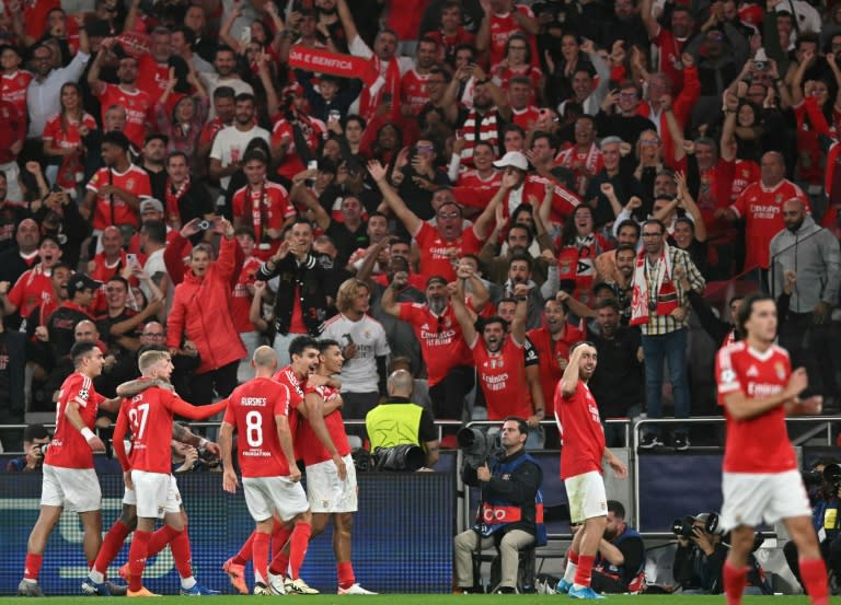 Benfica defender Alexander Bah (center) celebrates his team's third goal against Atlético (PATRICIA DE MELO MOREIRA)