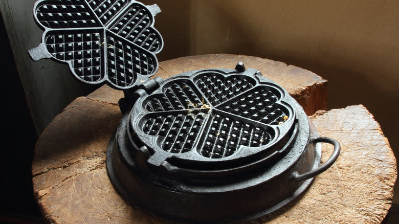 Cast iron waffle maker