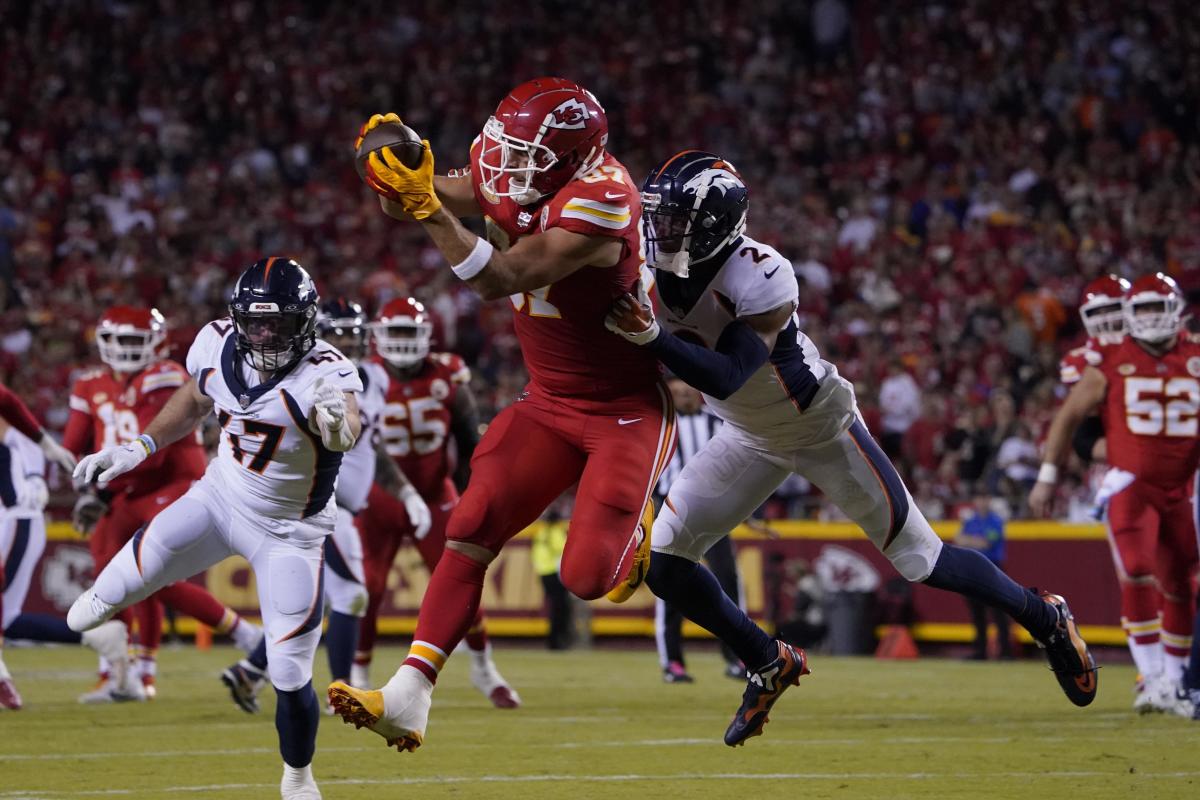 Chiefs nip Broncos thanks to big defensive touchdown