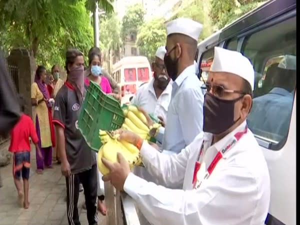 Mumbai Dabbawalas distributing food outside KEM hospital in Mumbai. (Photo/ ANI)