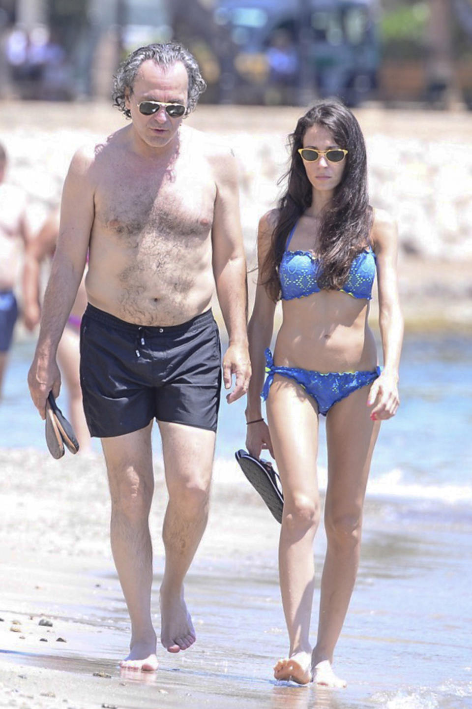 En las playas de Ibiza se le ha podido ver bañándose y dando largos paseos al lado de las aguas cristalinas de la isla junto a su novia Elena González. Un romance que parece no ver final (¡y que dure!).