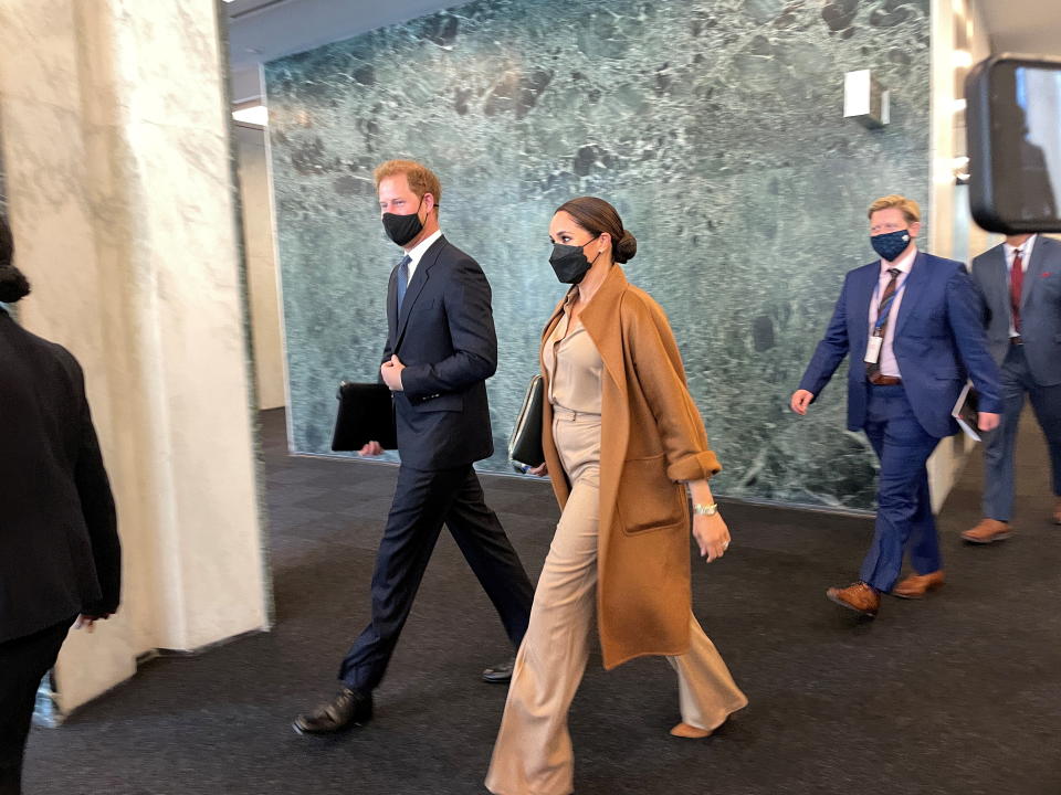 Beim zweiten Besuch der Vereinten Nationen zeigte sich Meghan in beigem Ensemble mit Kaschmirmantel (Bild: REUTERS/Daphne Psaledakis)