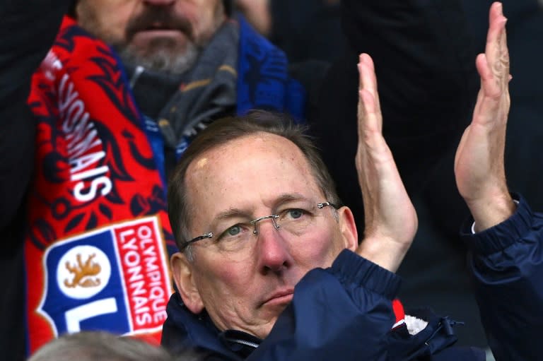 El presidente del Olympique de Lyon y dueño del Botafogo de Brasil, John Textor, aplaude durante el partido de fútbol de la Copa de Francia contra el CA Pontarlier disputado en el estadio Leo Lagrange, en Besancon, este de Francia, el 7 de enero de 2024. (SEBASTIEN BOZON)