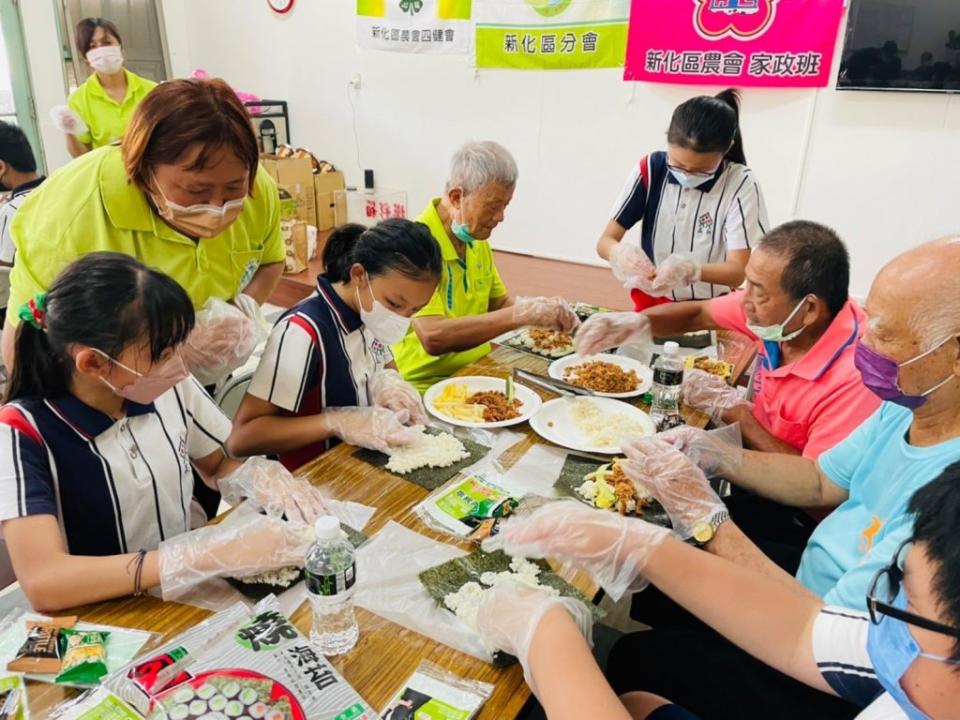 新化區青銀同樂過重陽。（記者張淑娟攝）