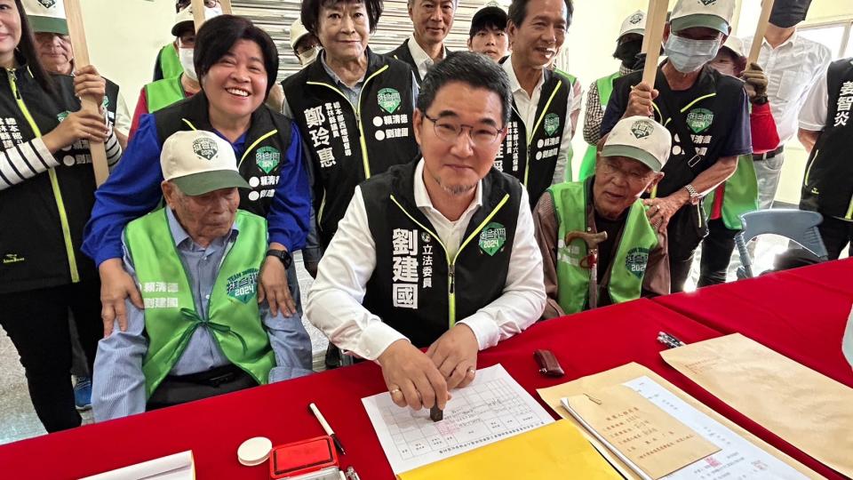 20歲至90歲全世代支持者，今天一起陪劉建國登記參選雲林縣立委。(記者張欽翻攝)