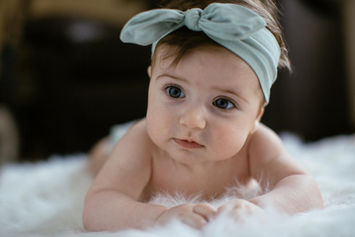 Bébé Portant Un Bandeau Rouge Visage Souriant Avec Une Expression Joyeuse  Et Excitée.