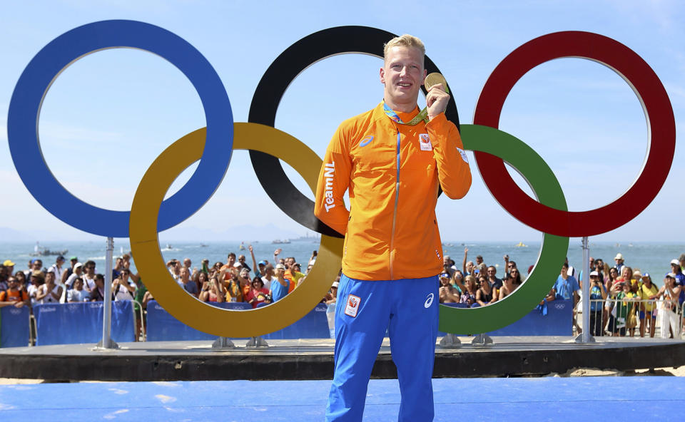 <p>Ferry Weertman of the Netherlands poses with his gold medal for men’s 10km marathon swimming at Fort Copacabana in Rio on August 16, 2016. (REUTERS/Kevin Lamarque) </p>
